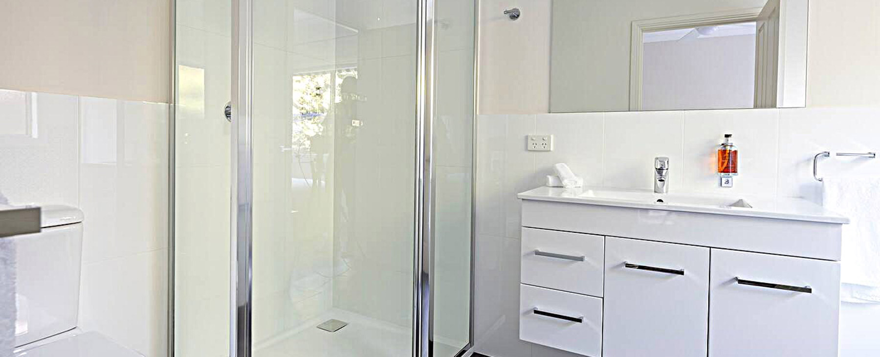 21--Bedroom-4-showerjpg