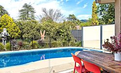 27-The-largest-private-pool-in-Bright